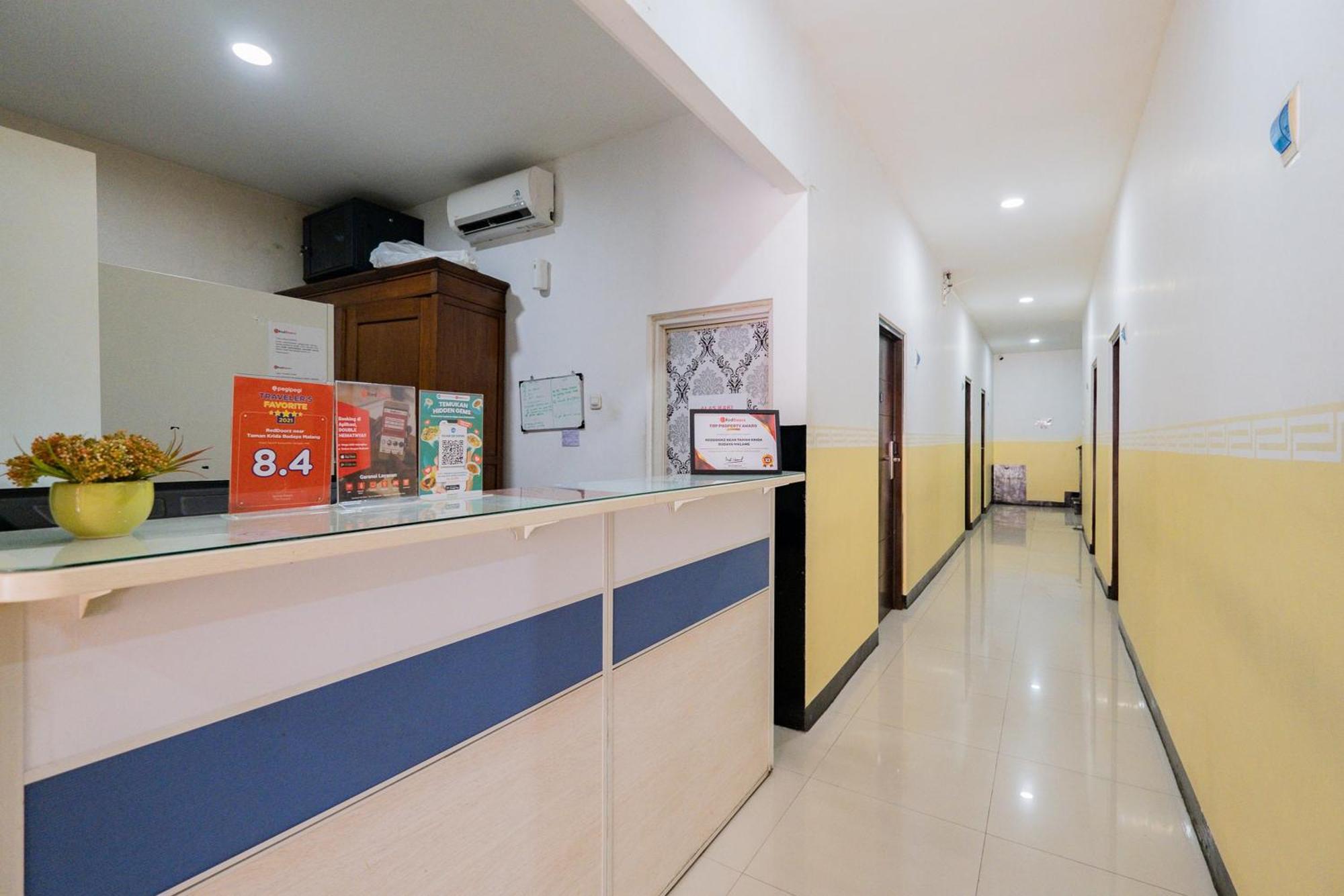 Wisma tamu Reddoorz Near Taman Krida Budaya 2*