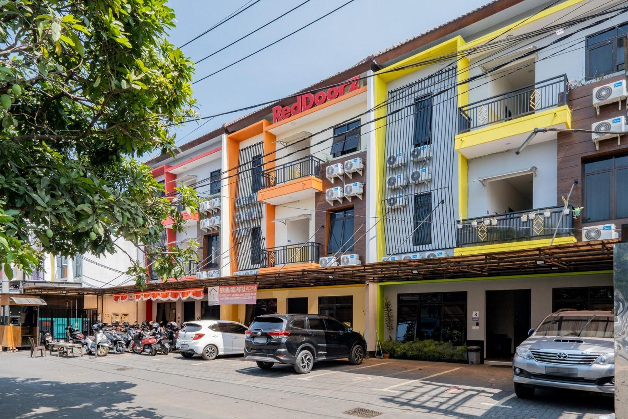 Wisma tamu Reddoorz Near Taman Krida Budaya 2*